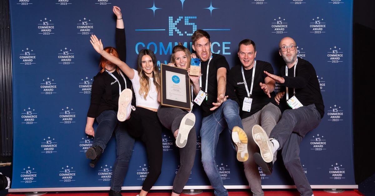 Das Bild zeigt Gewinner des K5 COMMERCE AWARD vor einer Fotowand