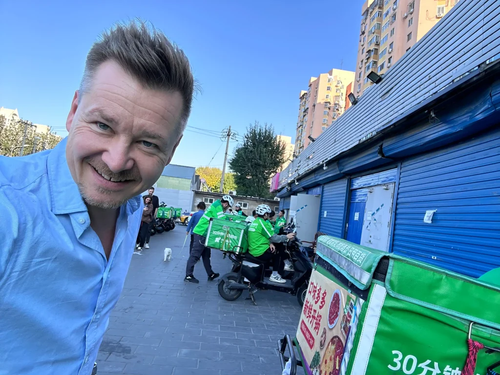 Sven Rittau in front of Hema (Freshippo) delivery vehicles