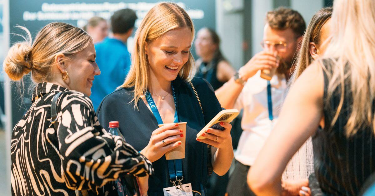 Besucherinnen der K5 2024 am Netzwerken