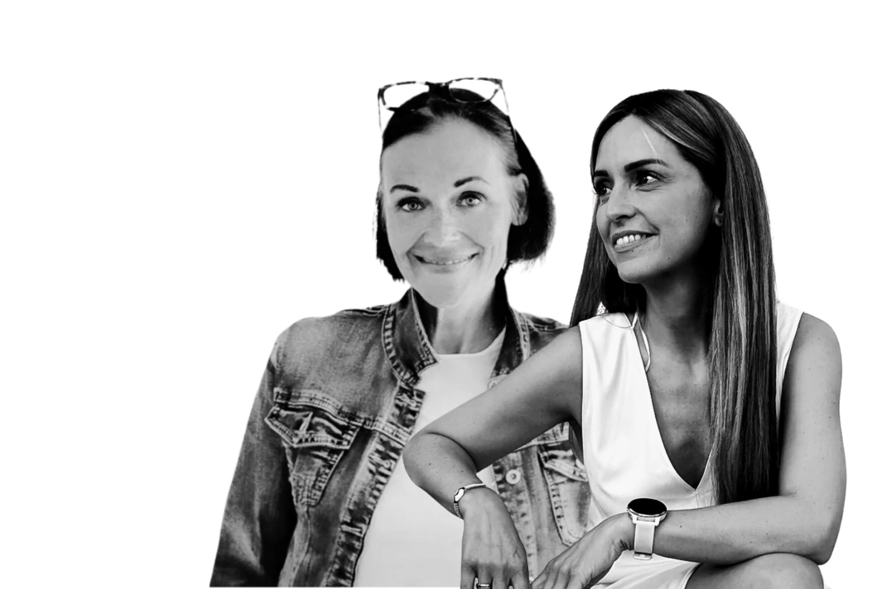Freisteller zu K5 FEMALE in RETAIL Episode 114: Zwei Frauen als schwarzweißes Doppelportrait vor transparentem Hintergrund. Links steht Anja Hohmann mit kurzer Frisur, Jeansjacke und Brille auf dem Kopf, lächelnd in die Kamera. Rechts sitzt Rita Ryll im ärmellosen weißen Top, lächelnd nach links blickend, mit langer glatter Frisur und Smartwatch am Handgelenk.