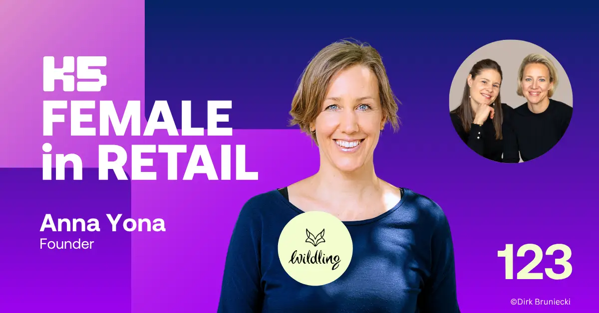 Podcast-Cover von K5 FEMALE in RETAIL Episode 123 mit Anna Yona, Gr&uuml;nderin von Wildling Shoes, in dunklem Oberteil vor blau-violettem Hintergrund. Links pinker Bereich mit Podcast-Logo, rechts kleines Portr&auml;t der Hosts, mittig das Wildling-Logo.