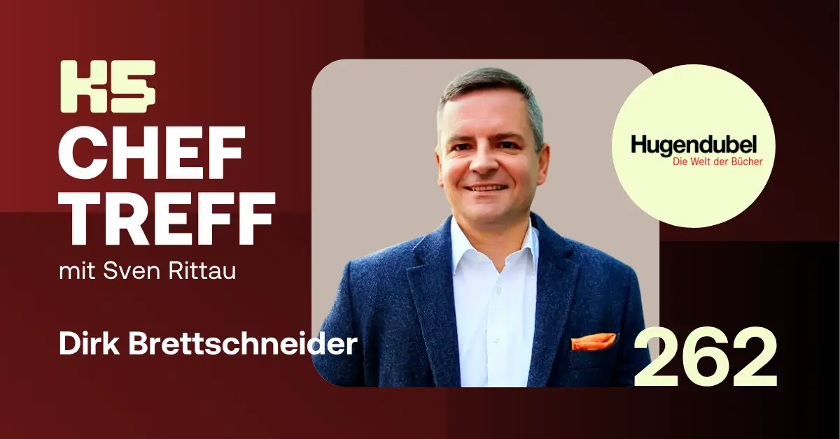 Podcast-Cover von K5 CHEF TREFF Episode 262 mit Dirk Brettschneider von Hugendubel im blauen Sakko vor beigem Hintergrund. Links roter Bereich mit Podcast-Logo, rechts das Hugendubel-Logo mit Claim "Die Welt der B&uuml;cher".