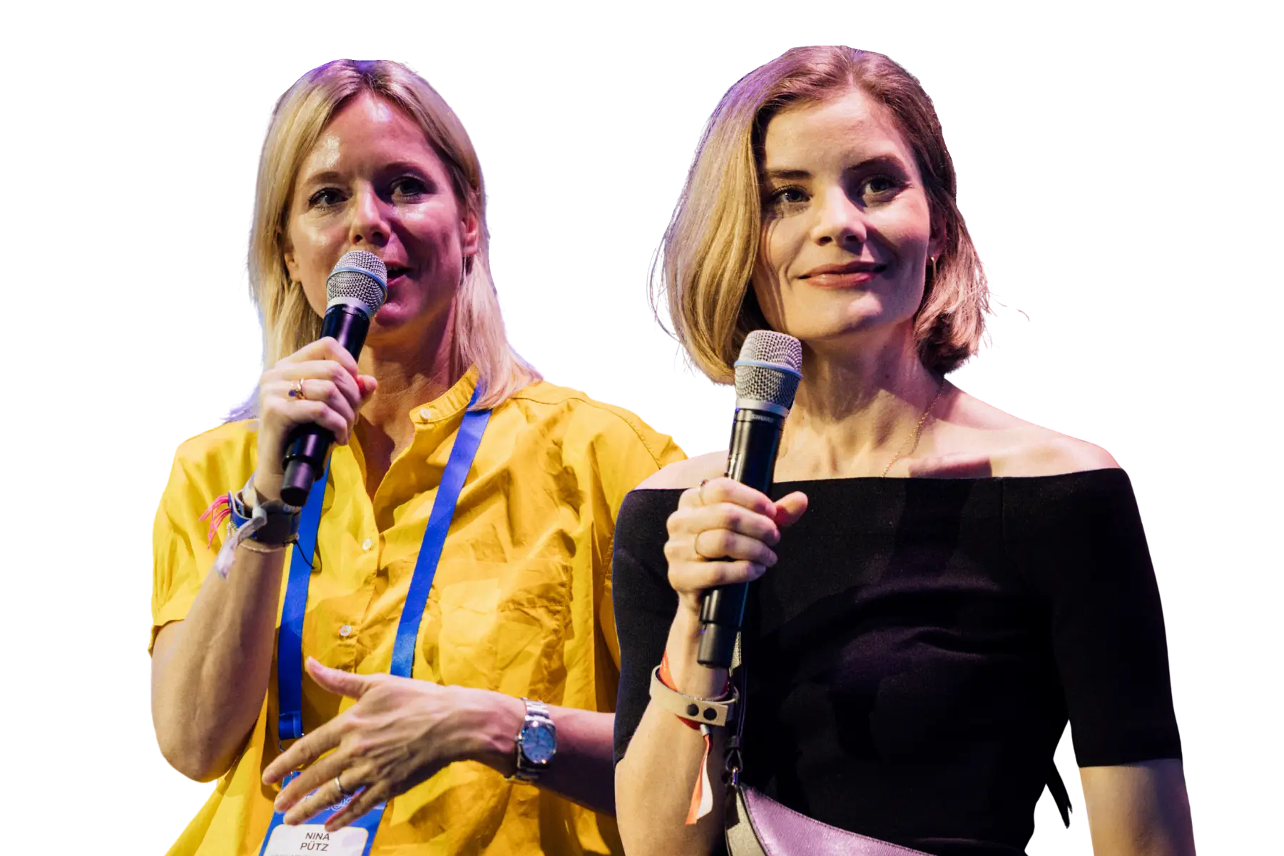 Nina Kristin Pütz in gelber Bluse mit blauem Lanyard und Christina Stahl in schwarzem schulterfreiem Oberteil, beide mit Mikrofonen auf der K5 2025 Bühne.