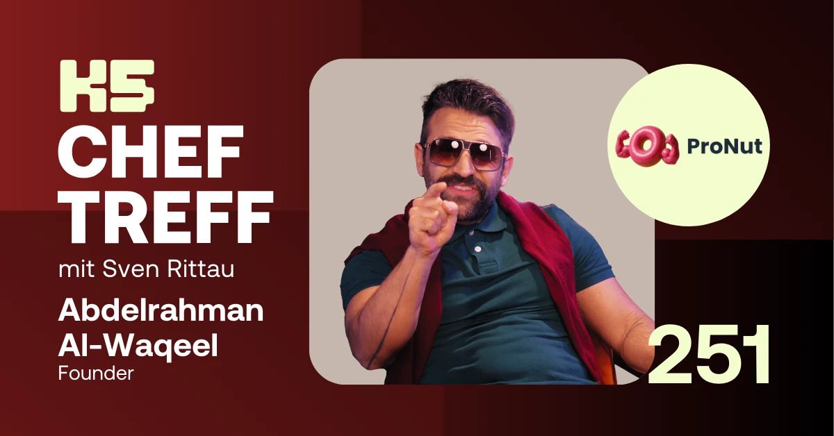 Podcast-Cover des K5 CHEF TREFF Episode 251 mit Abdelrahman Al‑Waqeel, Gr&uuml;nder von ProNut, im dunkelgr&uuml;nen Polo und roter Weste vor beigefarbenem Hintergrund. Er tr&auml;gt Sonnenbrille, zeigt mit dem Finger in die Kamera. Links roter Bereich mit K5 CHEF TREFF Logo und dem Hinweis &bdquo;mit Sven Rittau&ldquo;, rechts oben rundes ProNut‑Logo, unten rechts die Episodennummer &bdquo;251&ldquo;.