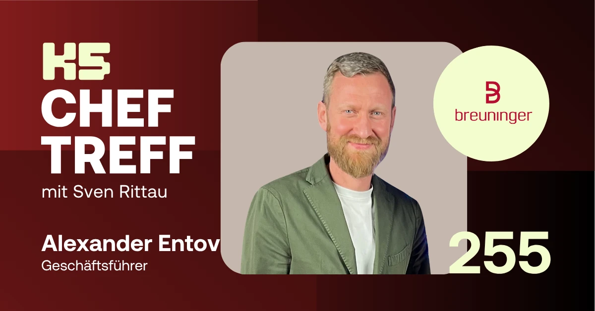 Podcast-Cover von K5 CHEF TREFF Episode 255 mit Alexander Entov, Gesch&auml;ftsf&uuml;hrer von Breuninger, mit grauen kurzen Haaren und Bart in olivgr&uuml;ner Jacke vor beigem Hintergrund. Links roter Bereich mit Podcast-Logo, rechts das Breuninger-Logo in Rot.