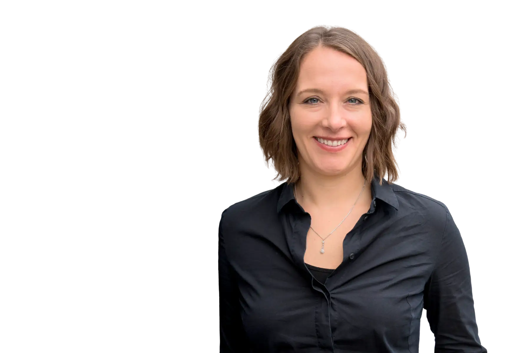 Professionelles Portrait von Andrea Lederer, Chief Digital Officer bei WELEDA, mit schulterlangen brünetten Haaren in schwarzer Bluse vor weißem Hintergrund, lächelnd in die Kamera blickend.
