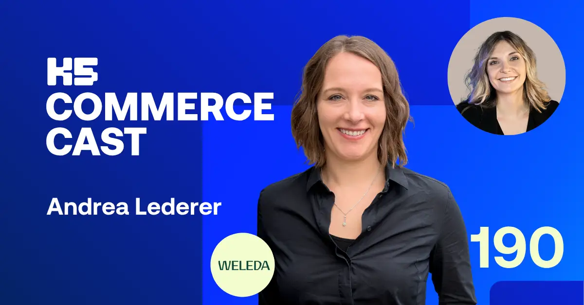Podcast-Cover von K5 COMMERCE CAST Episode 190 vor k&ouml;nigsblauem Hintergrund mit Andrea Lederer, Chief Digital Officer von WELEDA, in schwarzer Bluse. Rechts oben die neue Host Yara Molthan im Kreis, mittig das WELEDA-Logo.
