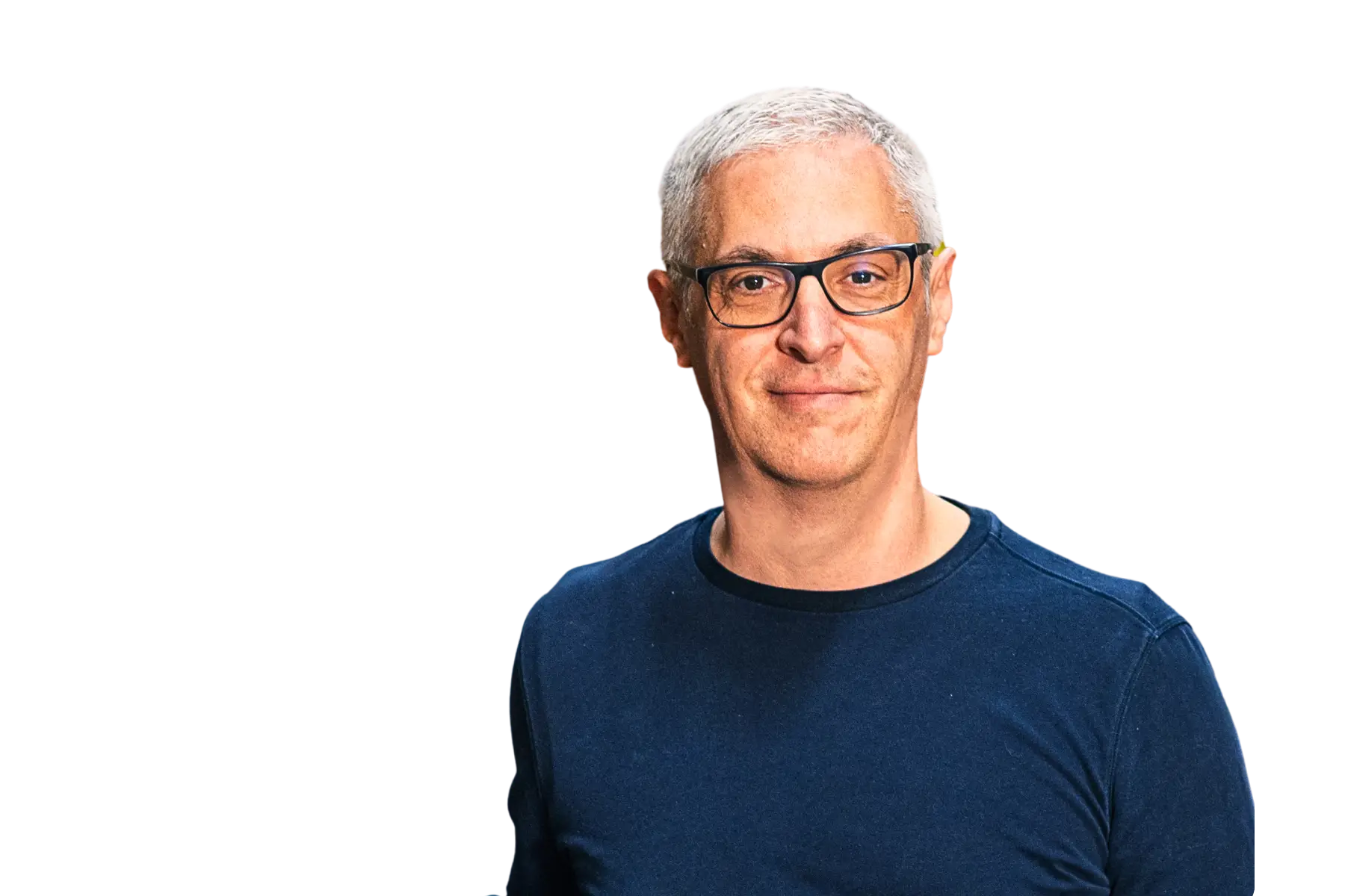 Professionelles Portrait von Andres Martin-Birner, Gründer und CEO von BIKE24, mit grauen Haaren und markanter Brille in dunkelblauem Pullover vor weißem Hintergrund, freundlich lächelnd in die Kamera blickend.