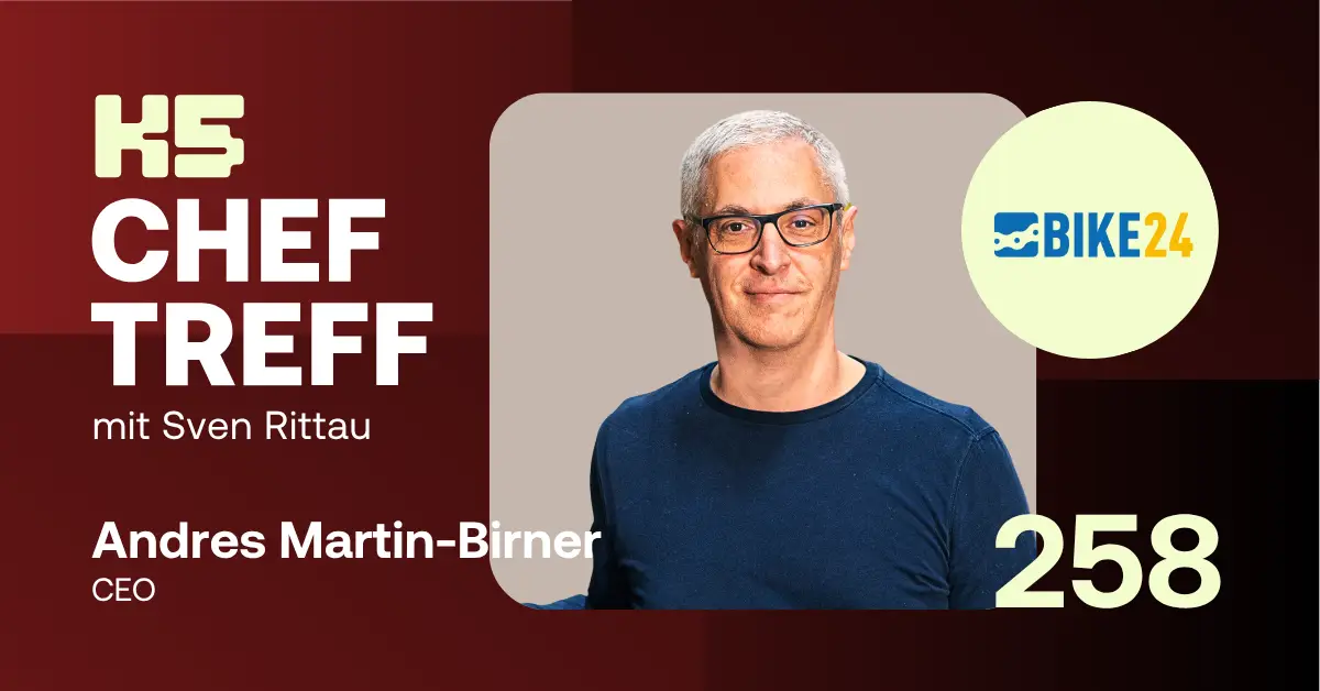 Podcast-Cover von K5 CHEF TREFF Episode 258 mit Andres Martin-Birner, Gr&uuml;nder und CEO von BIKE24, mit grauen Haaren und Brille in dunkelblauem Pullover vor beigem Hintergrund. Links roter Bereich mit Podcast-Logo, rechts das BIKE24-Logo.