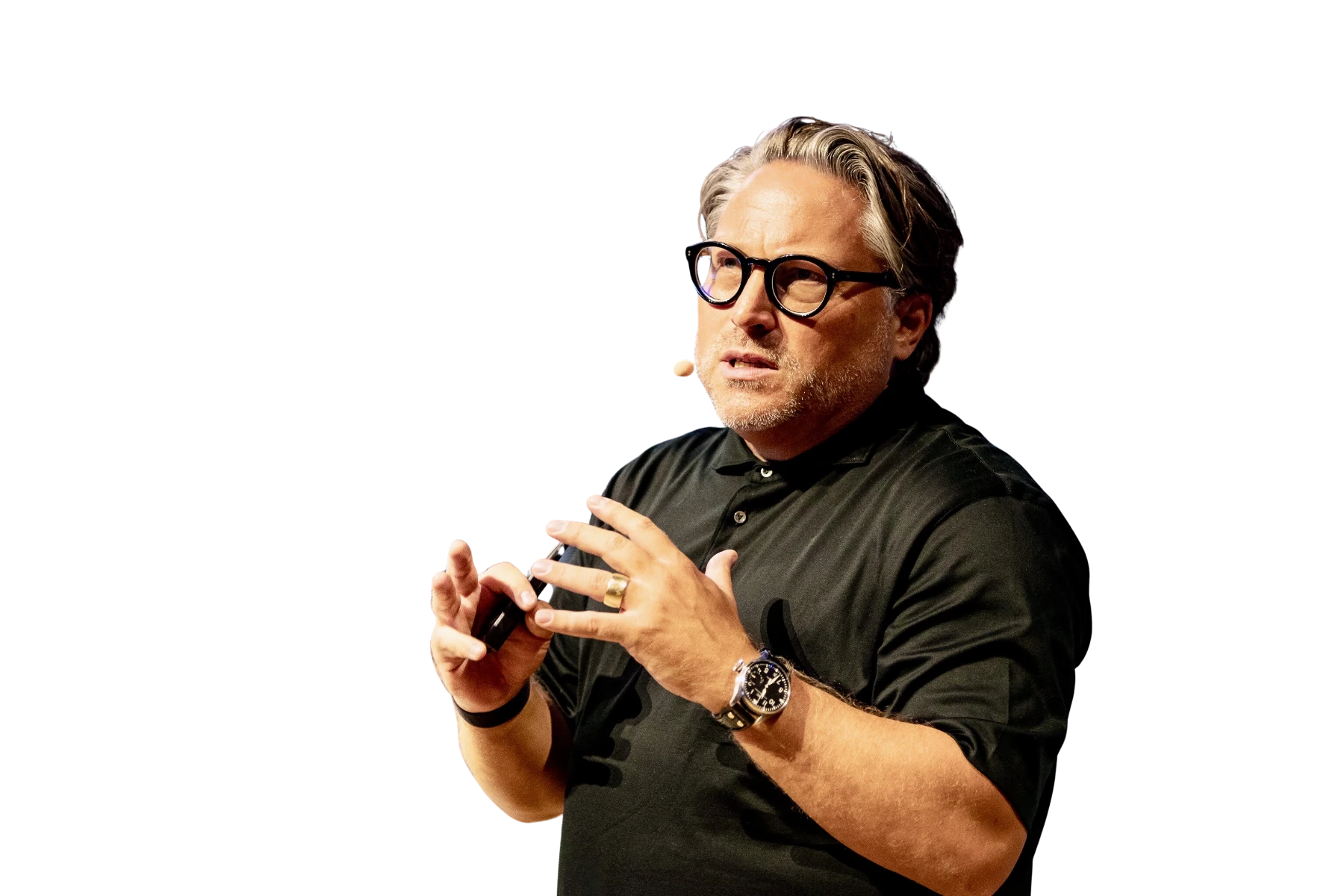 Portrait von Stefan Wenzel, E-Commerce-Experte und K5-Thesen-Host, mit markanter schwarzer Brille und grauen Haaren in schwarzem Poloshirt vor weißem Hintergrund, dynamisch gestikulierend während einer Präsentation auf einer K5 Konferenz Bühne