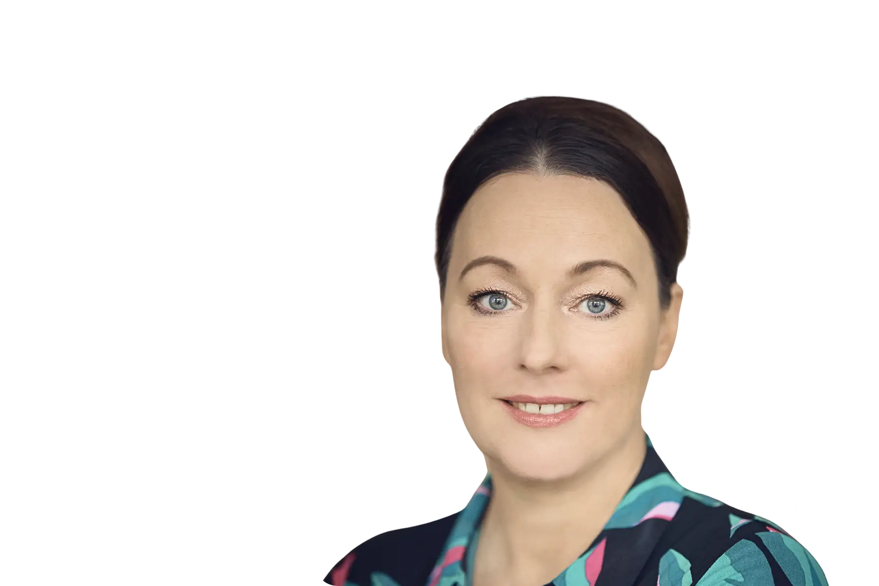 Professionelles Portrait von Dorit Posdorf, CMO von DocMorris, mit dunklen zurückgesteckten Haaren in gemustertem Blazer mit türkis-pinken Akzenten vor weißem Hintergrund, freundlich lächelnd in die Kamera blickend.