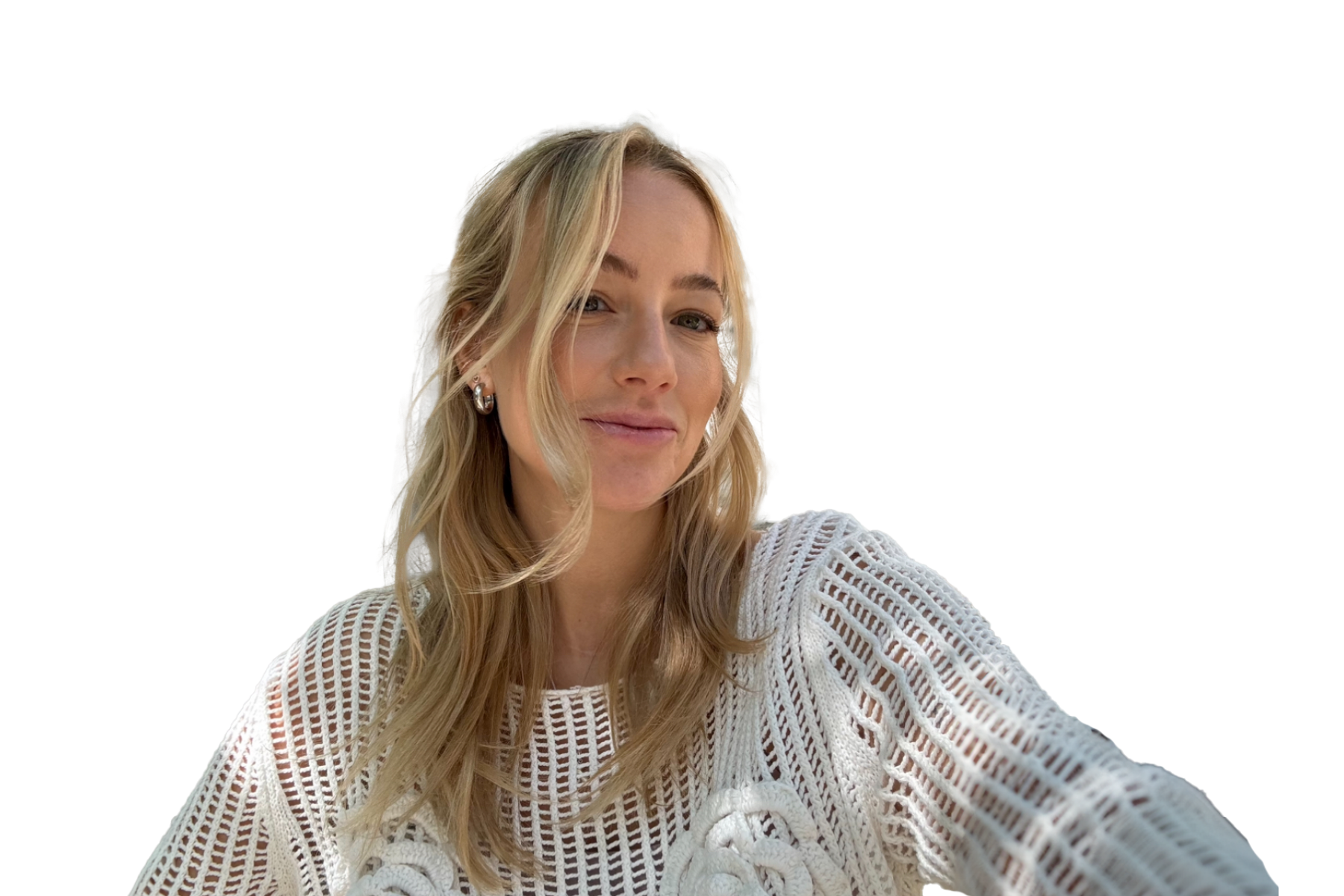 Portrait von Christina Bischof, Co-Founder von feschi Haircare, lachend und in einem weißen Strickpullover. Freigestelltes Bild für den K5 Female in Retail Podcast.
