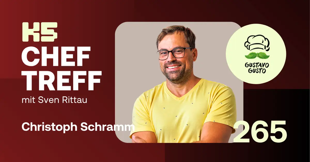 Podcast-Cover von K5 CHEF TREFF Episode 265 mit Christoph Schramm, Gr&uuml;nder und Gesch&auml;ftsf&uuml;hrer von Gustavo Gusto, in gelbem T-Shirt mit Brille vor beigem Hintergrund. Links roter Bereich mit Podcast-Logo, rechts das Gustavo Gusto Logo mit Kochm&uuml;tze und Schnurrbart.