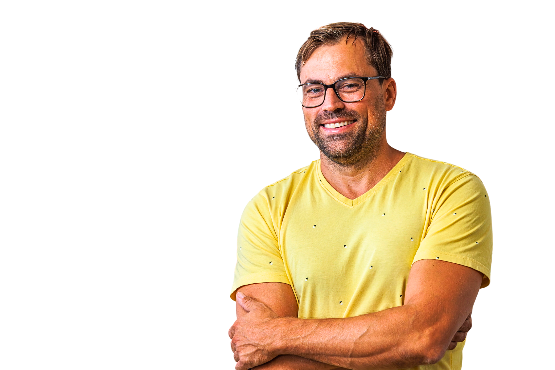 Professionelles Portrait von Christoph Schramm, Gründer und Geschäftsführer von Gustavo Gusto, mit Brille in gelbem T-Shirt vor weißem Hintergrund, lächelnd mit verschränkten Armen.