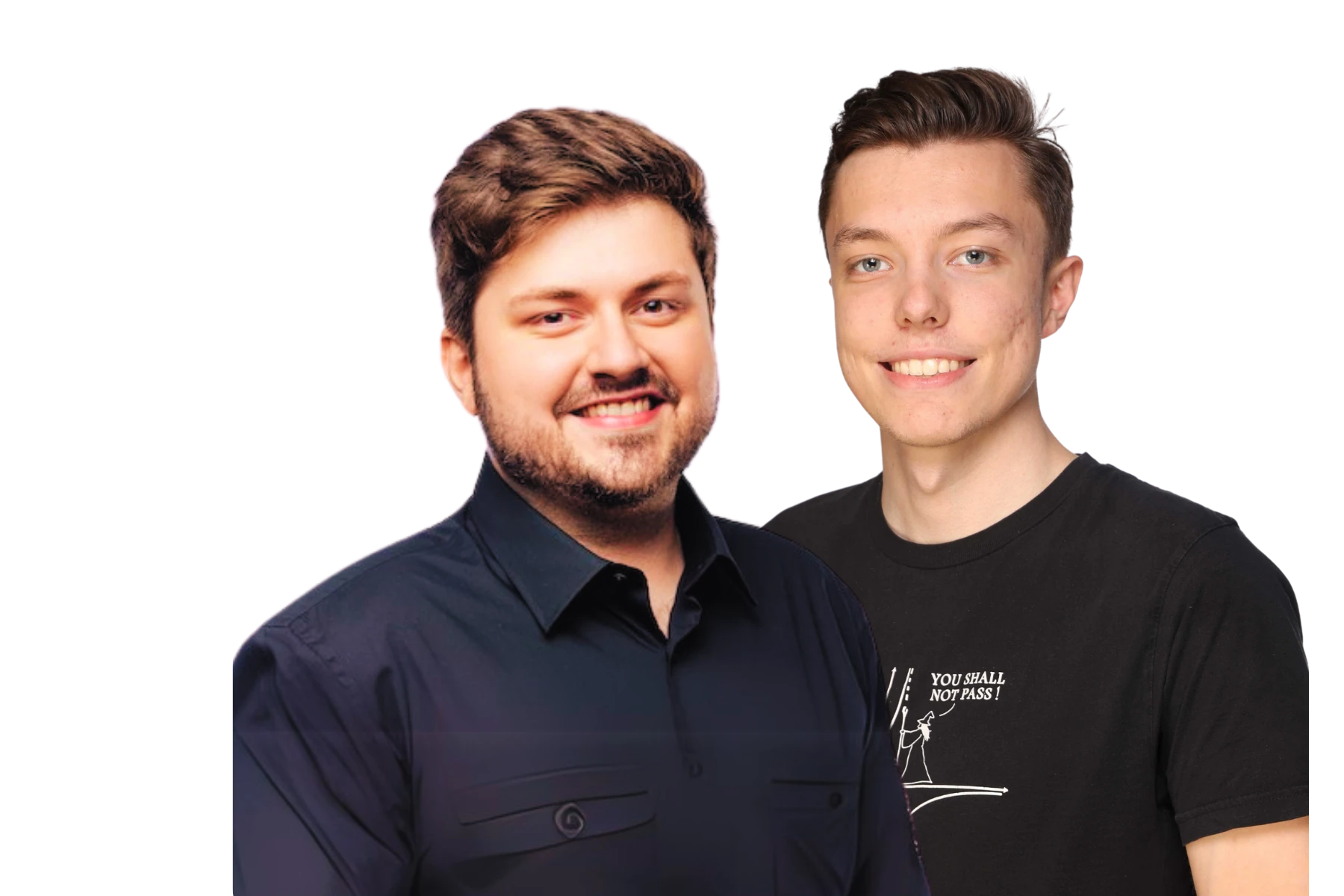 Freisteller von Dominik Angerer, CEO & Co‑Founder von Storyblok, und Samuel Höra, Software Developer bei myPoster, vor schwarzem Hintergrund. Dominik trägt ein dunkles Hemd, Samuel ein schwarzes T‑Shirt – beide lächeln in die Kamera und sind als Gäste der K5 COMMERCE CAST Episode 178 zum Thema Headless‑Commerce und CMS‑Migration zu sehen.