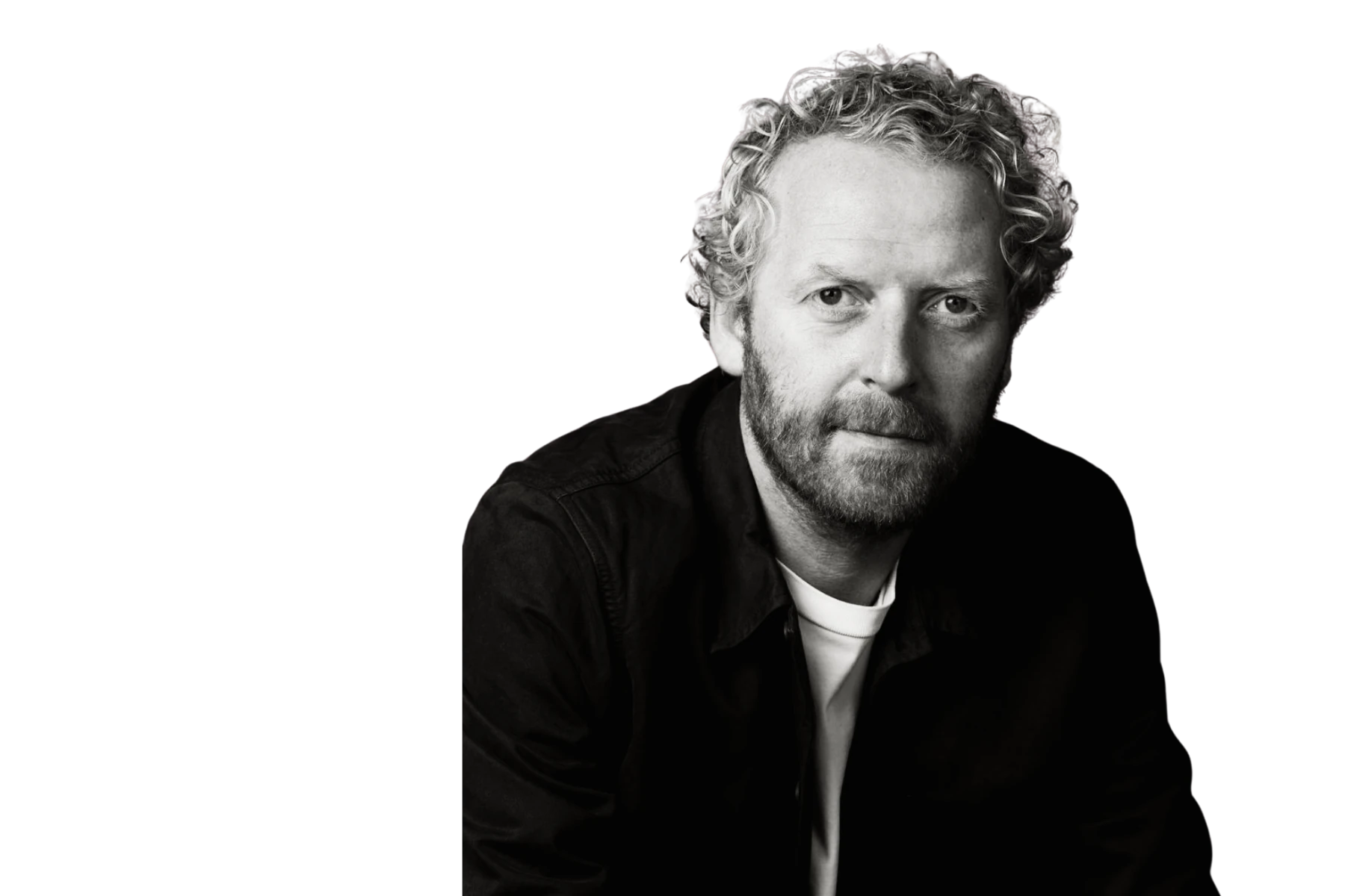 Freisteller von Thomas Hagemann, Gründer von Seven Senders und Mitinitiator von claim.me, in schwarz‑weiß. Er trägt ein dunkles Hemd und blickt ruhig in die Kamera – Protagonist der K5 COMMERCE CAST Episode 176 über automatisiertes Claim‑Handling und digitale Versandlösungen.