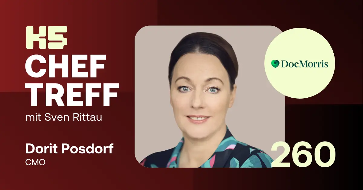 Podcast-Cover von K5 CHEF TREFF Episode 260 mit Dorit Posdorf, CMO von DocMorris, mit dunklen zur&uuml;ckgesteckten Haaren in gemustertem Blazer vor beigem Hintergrund. Links roter Bereich mit Podcast-Logo und Gast-Information, rechts das DocMorris-Logo.
