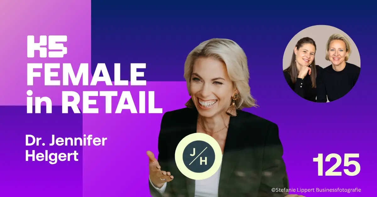 Podcast-Cover von K5 FEMALE in RETAIL Episode 125 mit Dr. Jennifer Helgert, Verhandlungsexpertin und Mediatorin, mit platinblonden Haaren in schwarzem Blazer vor blau-violettem Hintergrund. Links pinker Bereich mit Podcast-Logo, rechts kleines Portr&auml;t der Hosts, mittig das J/H-Logo. copyright: Stefanie Lippert Businessfotografie.