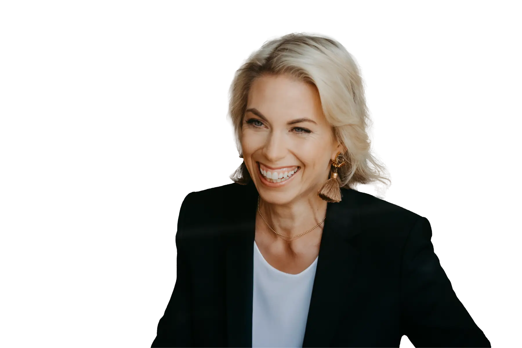 Professionelles Portrait von Dr. Jennifer Helgert, Verhandlungsexpertin und Mediatorin, mit platinblonden kurzen Haaren und Statement-Ohrringen in schwarzem Blazer vor weißem Hintergrund, lachend mit ausgestreckter Hand. Foto: Stefanie Lippert Businessfotografie.