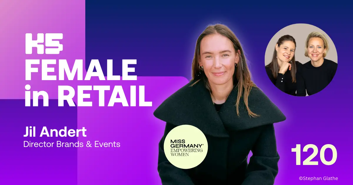 Podcast-Cover von K5 FEMALE in RETAIL Episode 120 mit Jil Andert, Director Brands & Events bei Miss Germany Studios, in schwarzem Oberteil vor blau-violettem Hintergrund. Links pinker Bereich mit Podcast-Logo, rechts kleines Portr&auml;t der Hosts, mittig das Miss Germany "Empowering Women"-Logo. Foto: Stephan Glathe.