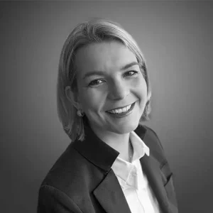 Schwarz-wei&szlig; Business-Portr&auml;t von Julia Caroline Zurwesten mit blondem Bob in Blazer und wei&szlig;er Bluse