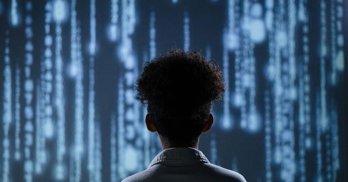 Person steht vor einer Wand voller Bin&auml;rcode