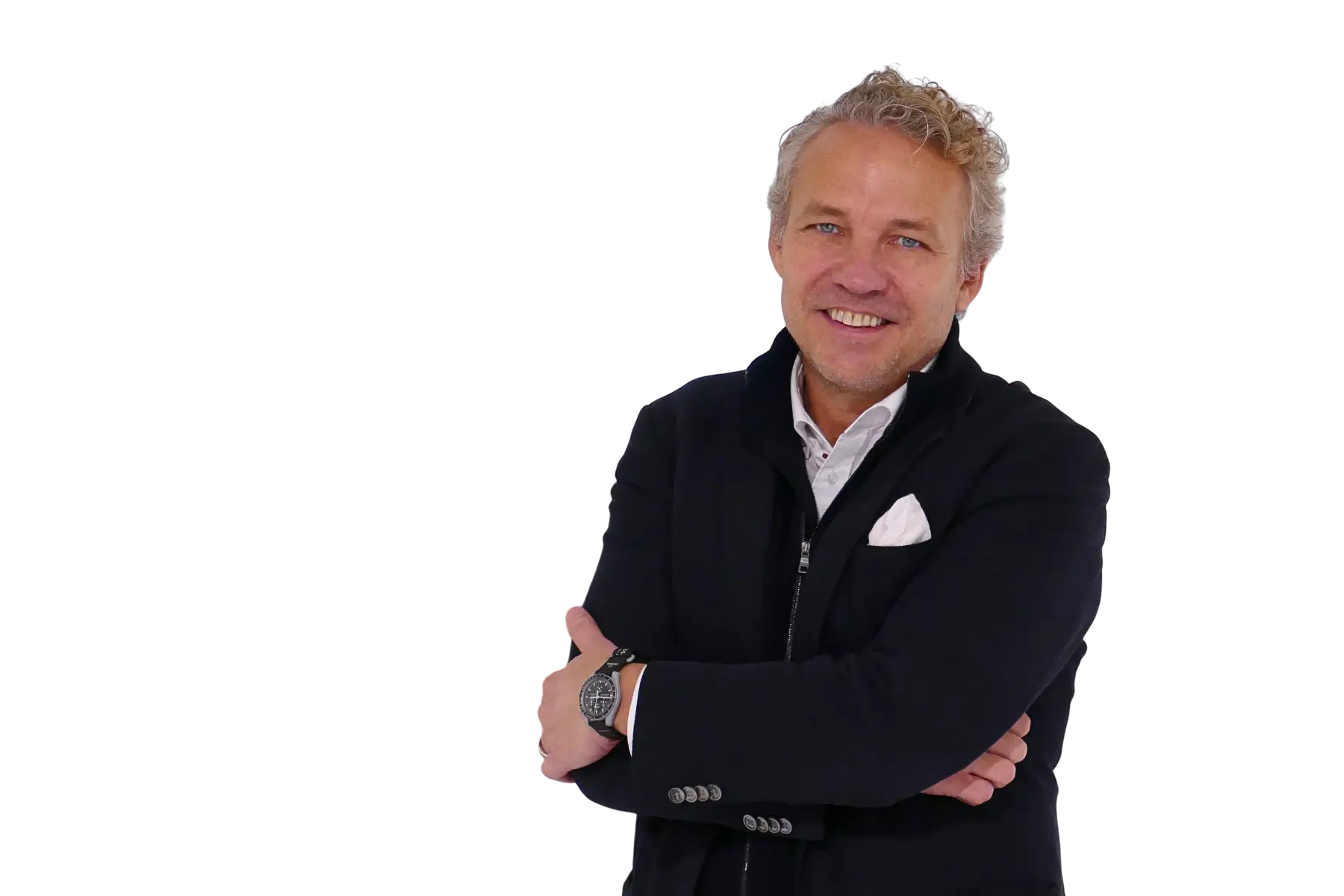 Professionelles Portrait von Martin Winkler, CEO von FALKE, mit lockigen grauen Haaren in dunklem Sakko mit weißem Einstecktuch vor weißem Hintergrund, lächelnd mit verschränkten Armen.