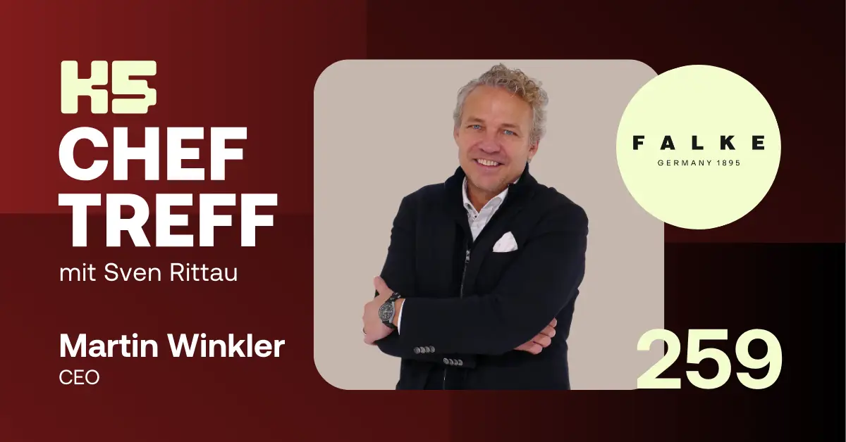 Podcast-Cover von K5 CHEF TREFF Episode 259 mit Martin Winkler, CEO von FALKE, mit lockigen grauen Haaren in dunklem Sakko mit wei&szlig;em Einstecktuch vor beigem Hintergrund. Links roter Bereich mit Podcast-Logo, rechts das FALKE "Germany 1895"-Logo.