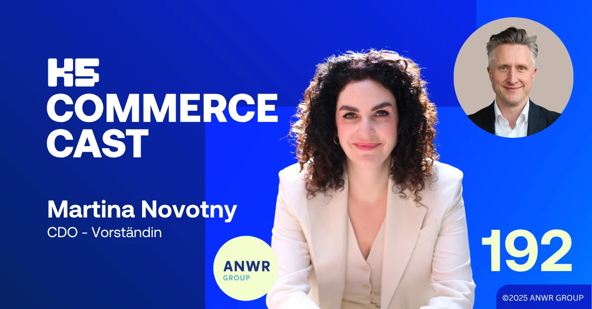 Podcast-Cover von K5 COMMERCE CAST Episode 192 vor k&ouml;nigsblauem Hintergrund mit Martina Novotny, CDO und Vorst&auml;ndin der ANWR GROUP, mit dunklen lockigen Haaren in hellem Blazer. Rechts oben Host Michael vom Sondern im Kreis, mittig das ANWR GROUP-Logo. &copy;2025 ANWR GROUP.