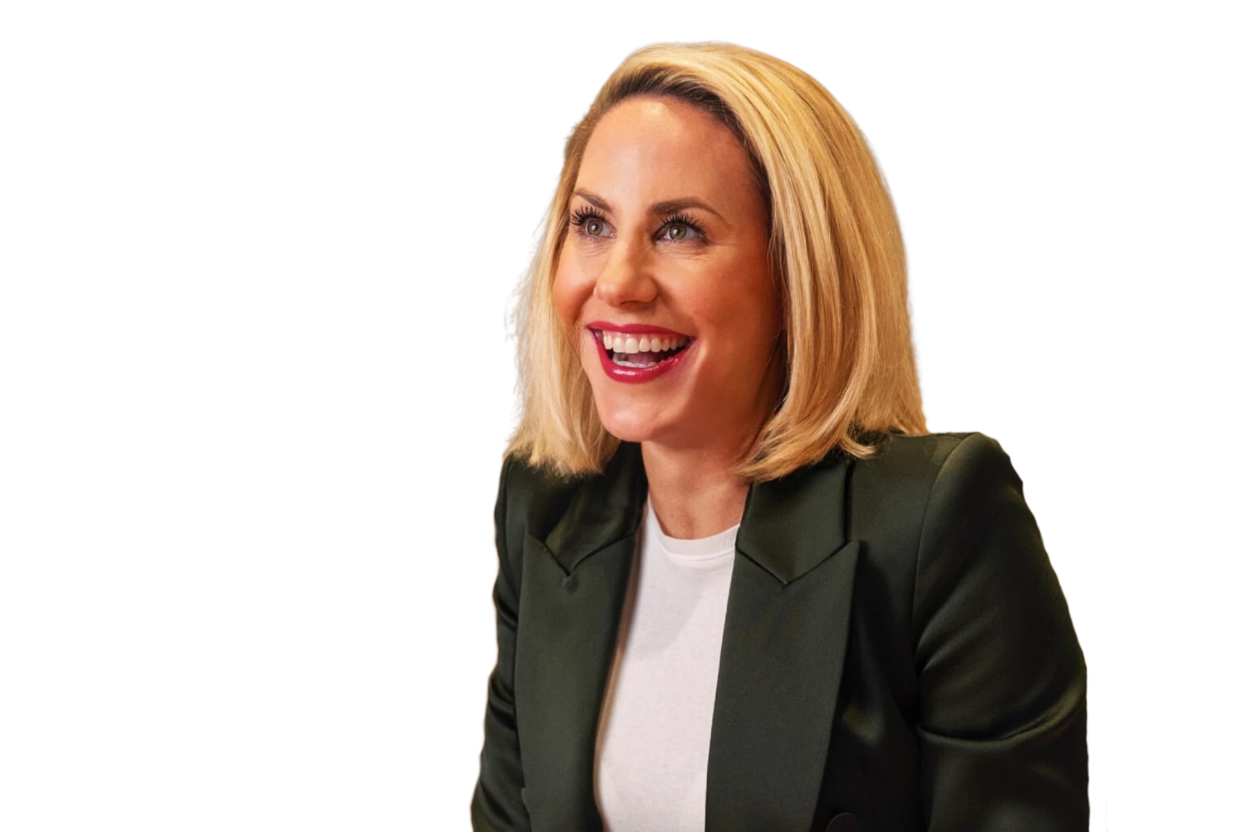 Freisteller von Mary‑Jo C. Slipek, Chief Commercial Officer der The Quality Group (More Nutrition & ESN), im dunkelgrünen Blazer und weißem Shirt vor schwarzem Hintergrund. Sie lächelt und sitzt entspannt – Protagonistin einer Female‑in‑Retail Podcast‑Episode über Leadership, Markenaufbau und Performance Nutrition.