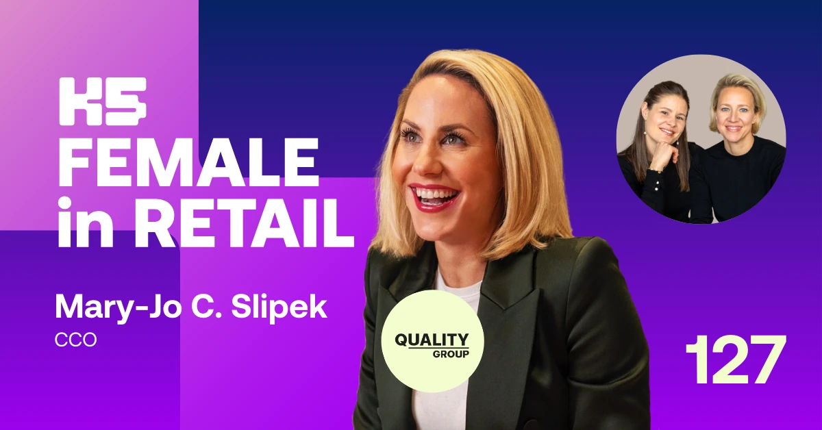 Podcast-Cover von K5 FEMALE in RETAIL Episode 127 mit Mary-Jo C. Slipek, CCO der The Quality Group, mit blonden schulterlangen Haaren in olivgr&uuml;nem Blazer vor blau-violettem Hintergrund. Links pinker Bereich mit Podcast-Logo, rechts kleines Portr&auml;t der Hosts, mittig das Quality Group-Logo.