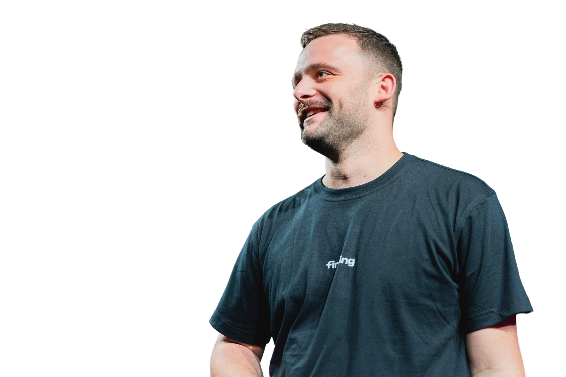 Professionelles Portrait von Maurice Marinelli, Gründer von Findling, mit kurzen dunklen Haaren und Bart in dunkelgrauem Findling-Shirt vor weißem Hintergrund, lächelnd nach links blickend.