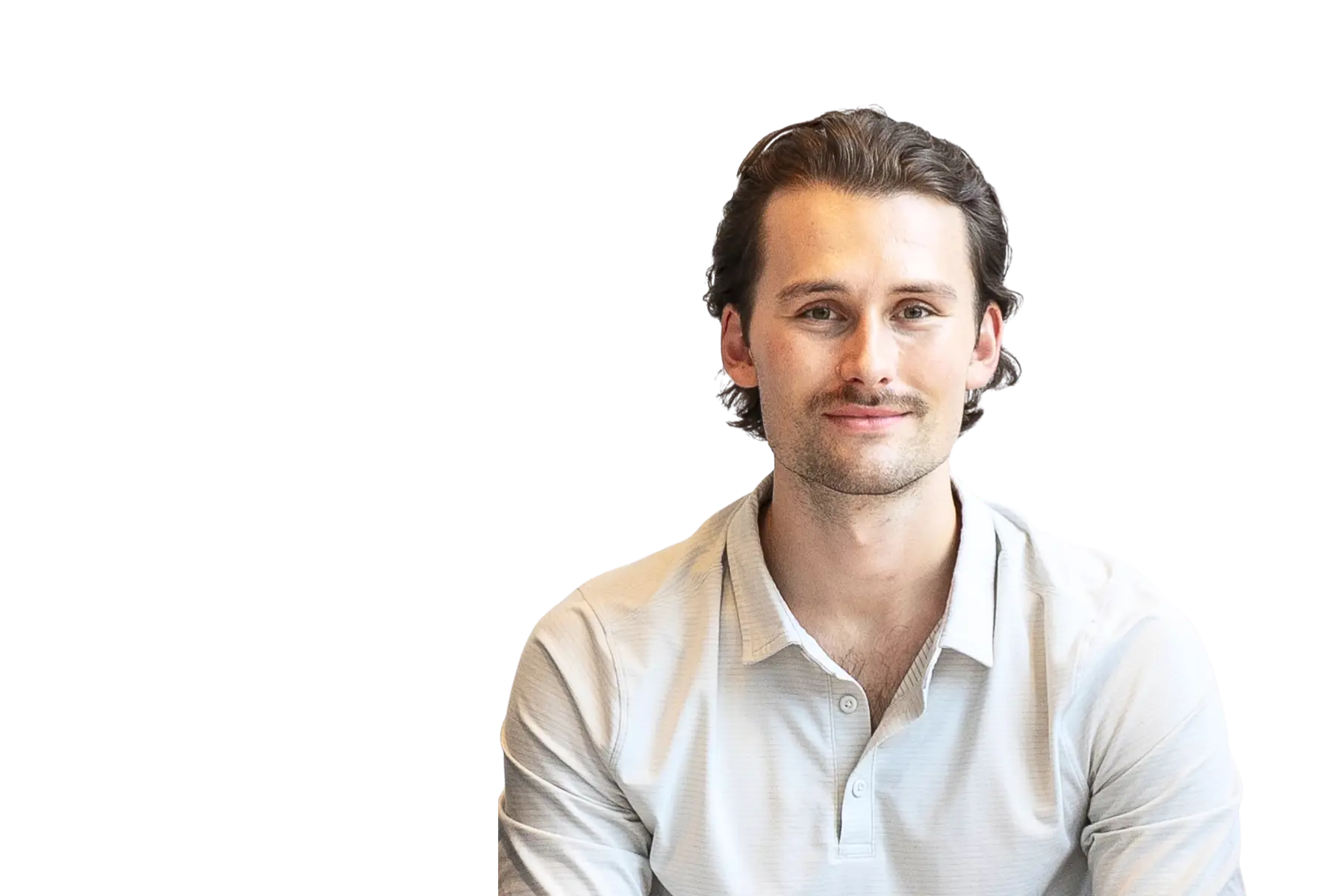 Professionelles Portrait von Max Griessinger, Gründer und CEO von MOLEQLAR, mit zurückgekämmten dunklen Haaren und Schnurrbart in hellem Poloshirt vor weißem Hintergrund.
