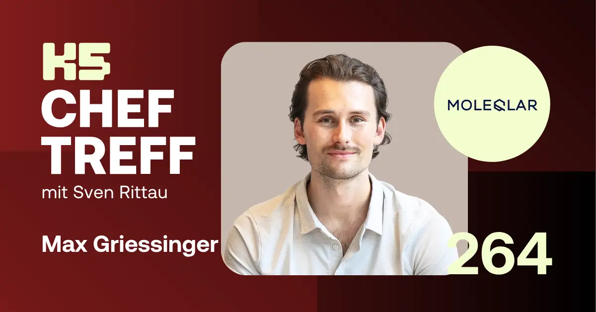 Podcast-Cover von K5 CHEF TREFF Episode 264 mit Max Griessinger, Gr&uuml;nder und CEO von MOLEQLAR, in hellem Hemd vor beigem Hintergrund. Links roter Bereich mit Podcast-Logo und Gast-Information, rechts das MOLEQLAR-Logo.