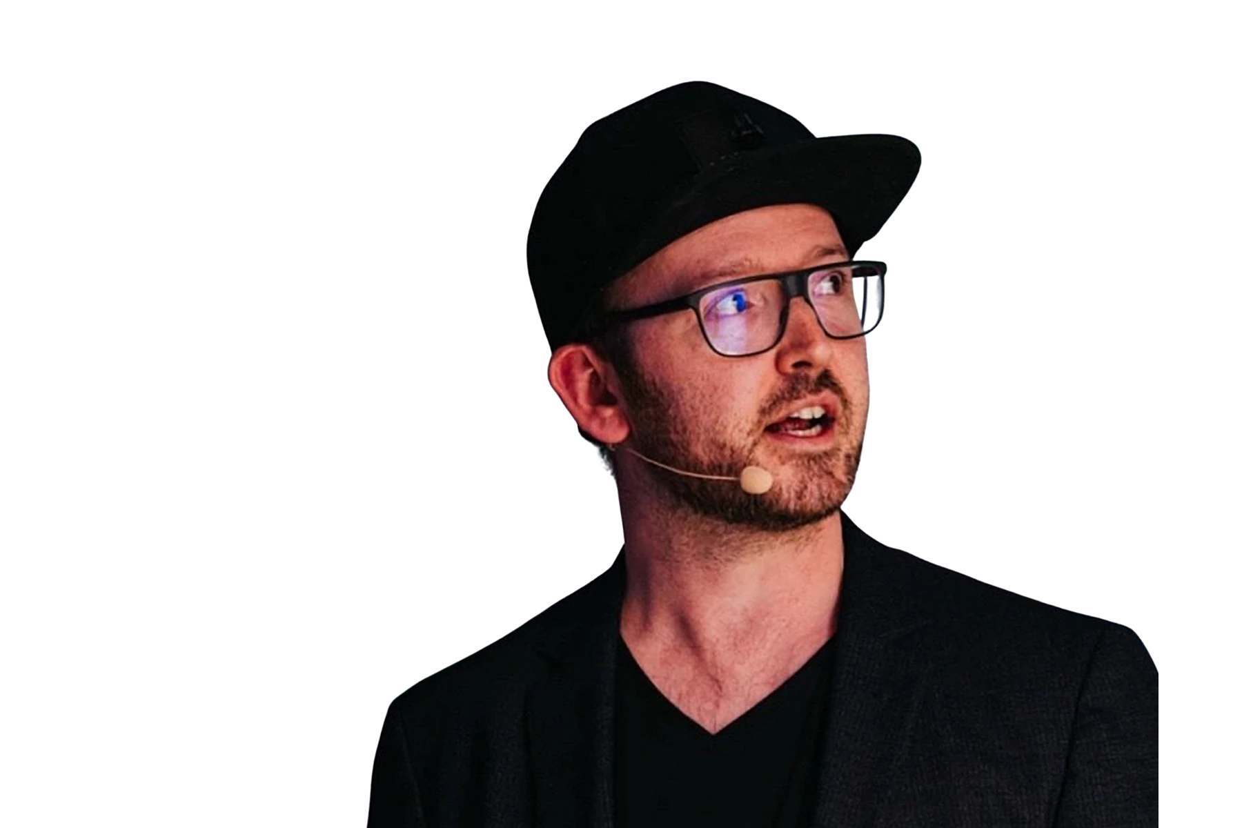 Freisteller eines Mannes mit Brille, schwarzer Cap und Headset-Mikrofon vor schwarzem Hintergrund, im Halbprofil nach rechts blickend – Speaker einer K5 CHEF TREFF Podcast-Episode über künstliche Intelligenz, Agenten und die Zukunft des E-Commerce.