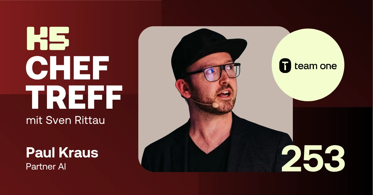 Als letzten Gast der ChefTreff Konferenz-Specials begr&uuml;&szlig;t Sven Rittau den Wildcard-Thesen-Host der diesj&auml;hrigen K5 Konferenz: Paul Krauss, AI-Partner bei Team One. Paul bringt nicht nur eine fundierte Sicht auf die technologischen Entwicklungen rund um k&uuml;nstliche Intelligenz mit, sondern setzt sich vor allem mit der Frage auseinander, was diese Disruption konkret f&uuml;r Handel, UX und Organisation bedeutet. Gemeinsam diskutieren die beiden, warum UX oft noch auf dem Stand von Amazon-Listen h&auml;ngt, wieso Social- und Agentic-Commerce die traditionellen Katalogkonzepte abl&ouml;sen &ndash; und wie E-Commerce endlich wieder inspirierend werden kann. Au&szlig;erdem geht es um strategische Lehren aus &bdquo;Jobs to be done&ldquo;, die Rolle mutiger NewcomerInnen und die Frage, warum das wahre Potenzial von KI nicht in Effizienz, sondern in Differenzierung liegt. In dieser Folge mit Paul Krauss und Sven Rittau lernst Du: 📌Wie KI und Agenten die Kauf- und Entscheidungsprozesse im Handel revolutionieren 📌Warum H&auml;ndlerInnen jetzt mutig Innovationen testen und ihre Modelle anpassen m&uuml;ssen 📌Weshalb Plattformen und spezialisierte Communities k&uuml;nftig besonders profitieren