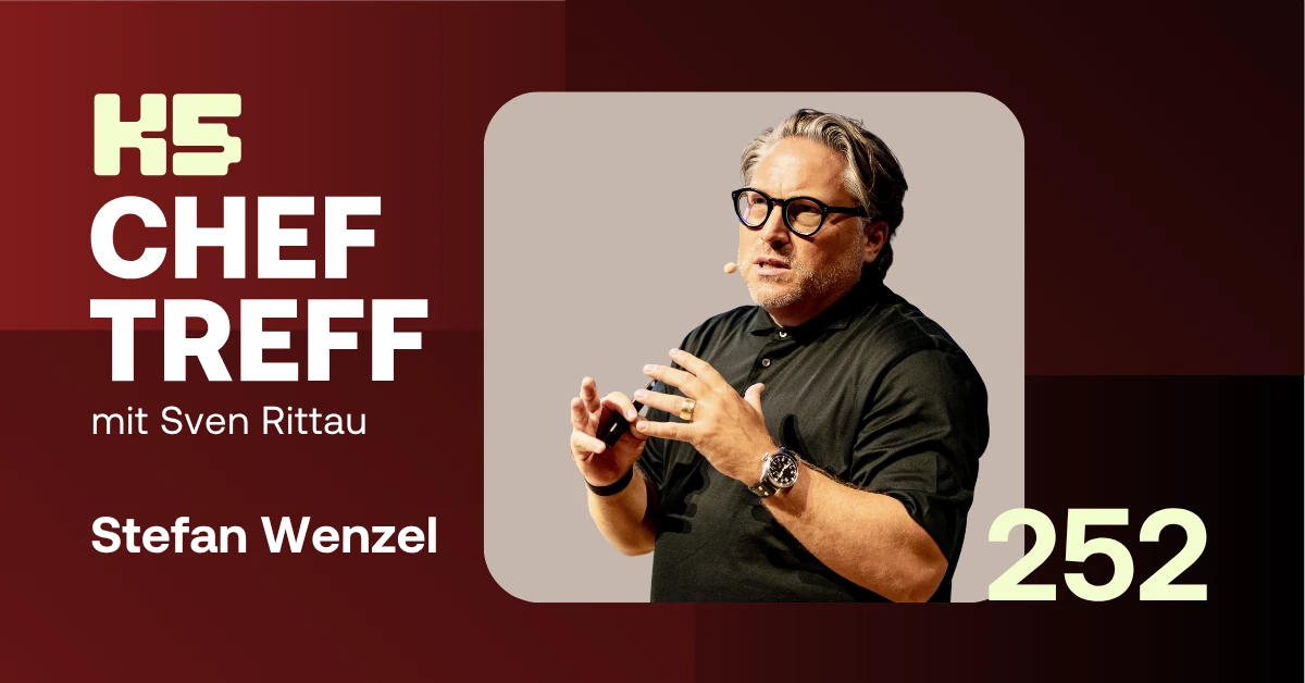 Podcast-Cover von K5 CHEF TREFF Episode 252 mit Stefan Wenzel, E-Commerce-Experte und K5-Thesen-Host, mit markanter Brille in schwarzem Hemd gestikulierend vor beigem Hintergrund. Links roter Bereich mit Podcast-Logo.