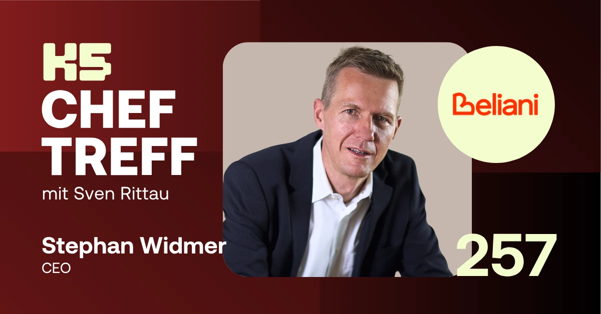Podcast-Cover von K5 CHEF TREFF Episode 257 mit Stephan Widmer, CEO und Mitgr&uuml;nder der Beliani Group, mit kurzen braunen Haaren in dunklem Sakko vor beigem Hintergrund. Links roter Bereich mit Podcast-Logo, rechts das Beliani-Logo in Orange.