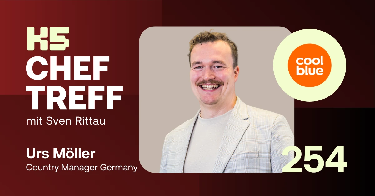 Podcast-Cover von K5 CHEF TREFF Episode 254 mit Urs M&ouml;ller, Country Manager Germany von Coolblue, mit Schnurrbart und braunen Haaren in hellem Sakko vor beigem Hintergrund. Links roter Bereich mit Podcast-Logo, rechts das Coolblue-Logo in Orange.