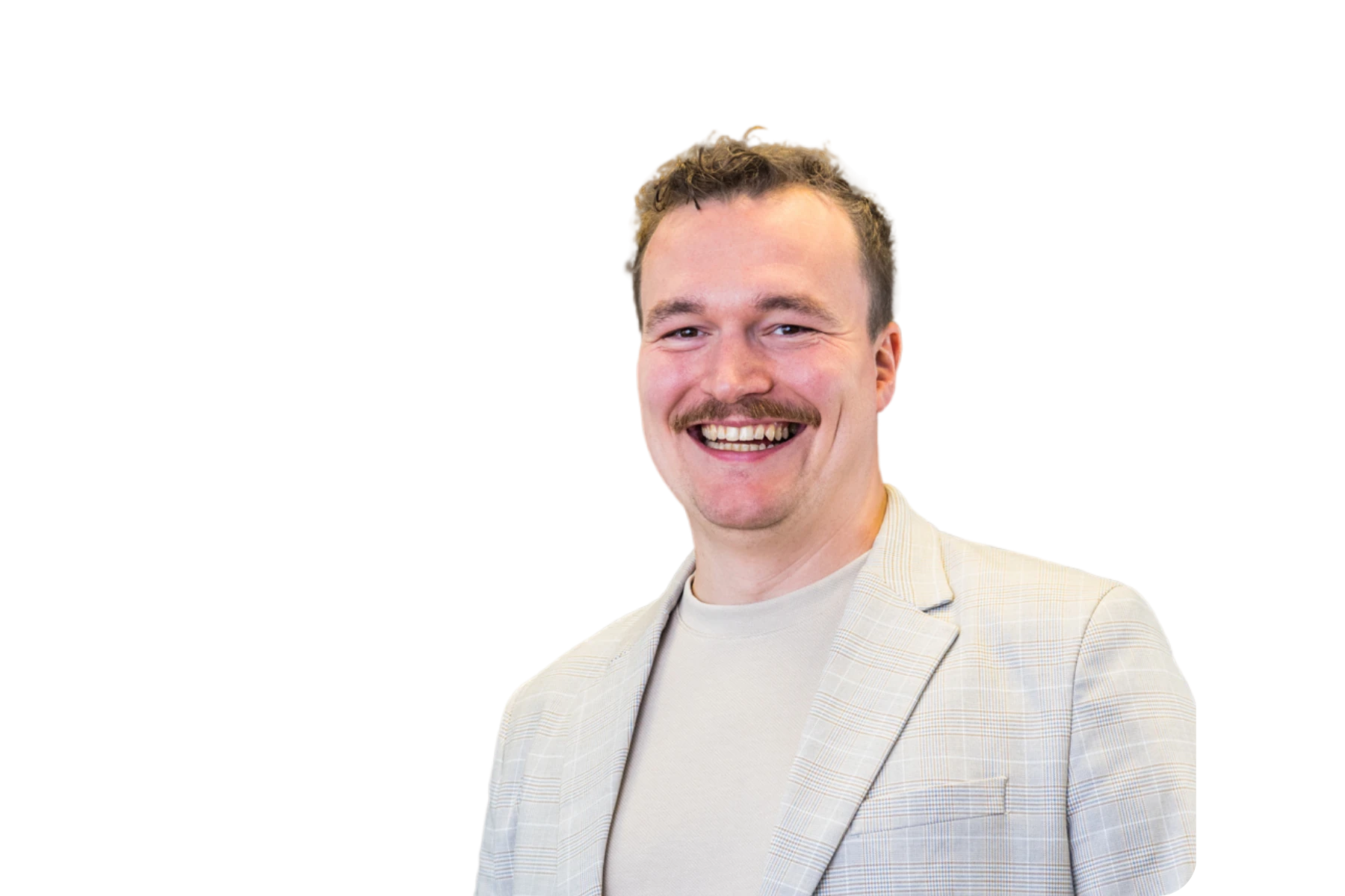 Professionelles Portrait von Urs Möller, Country Manager Germany von Coolblue, mit Schnurrbart und braunen Haaren in hellem kariertem Sakko vor weißem Hintergrund, breit lächelnd in die Kamera blickend.