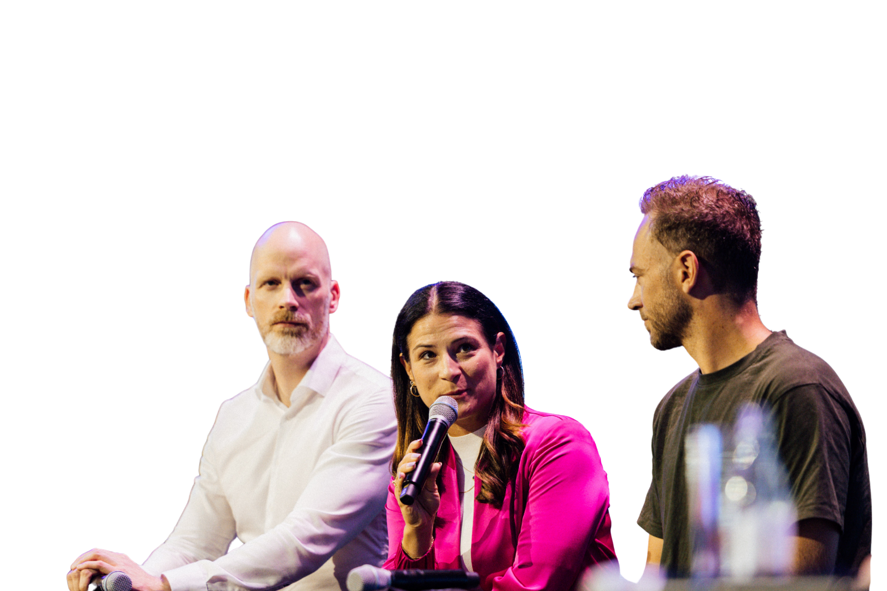 Dr. Jens Pippig (Fressnapf) in weißem Hemd, Patricia Grundmann (OBI) in pinkem Oberteil am Mikrofon und Timo Bethlehem (meinmarkenmode.de) in dunklem Shirt während der K5 2025 Deep Dive Stage-Diskussion über Retail Media vor weißem Hintergrund.