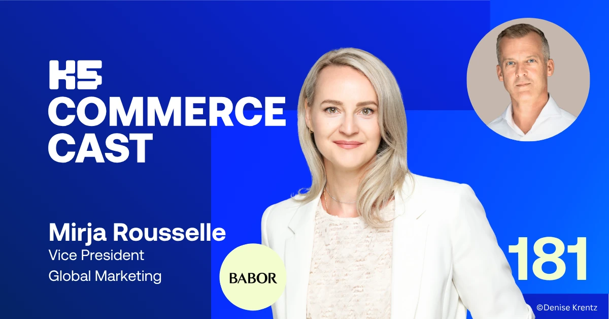 Podcast-Cover von K5 COMMERCE CAST Episode 181 vor k&ouml;nigsblauem Hintergrund mit Mirja Rousselle, Vice President Global Marketing bei BABOR, mit blonden Haaren in wei&szlig;em Blazer. Rechts oben Host Erik Siekmann im Kreis, mittig das BABOR-Logo. &copy;Denise Krentz.