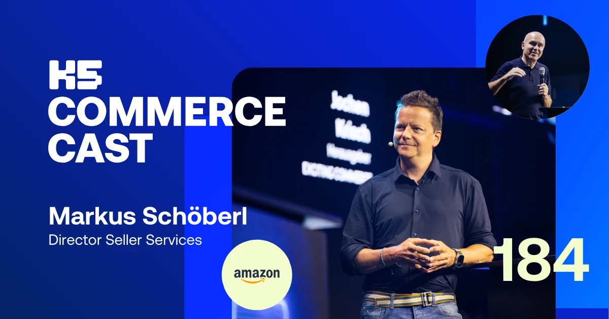 Podcast-Cover des K5 COMMERCE CAST Episode 184 mit Markus Sch&ouml;berl von Amazon im dunkelblauen Hemd auf einer B&uuml;hne. Links blauer Bereich mit K5 COMMERCE CAST Logo sowie seinem Namen und der Funktion &bdquo;Director Seller Services&ldquo;. Unten rundes Amazon-Logo, rechts gro&szlig;es Foto von Sch&ouml;berl vor dunklem B&uuml;hnenhintergrund. Oben rechts im runden Bildausschnitt Moderator Jochen Krisch mit Mikrofon, unten rechts die Episodennummer &bdquo;184&ldquo; in heller Schrift.