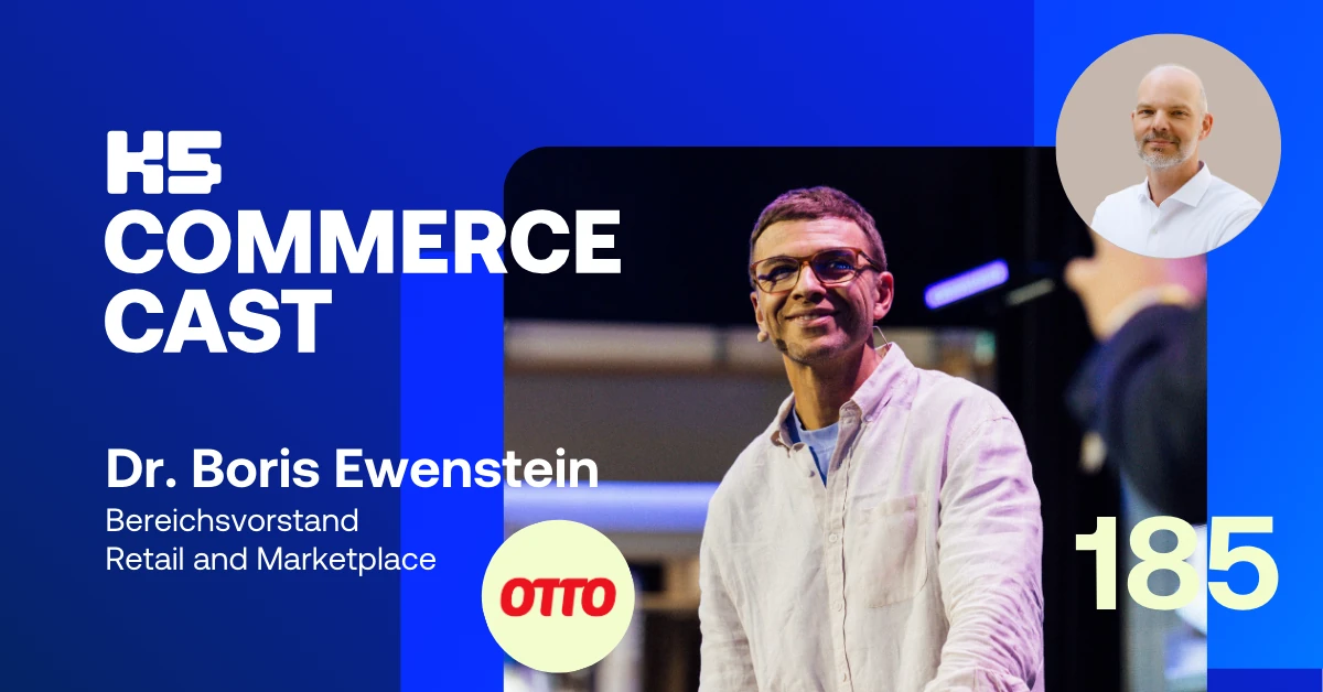 Podcast-Cover von K5 COMMERCE CAST Episode 185 vor k&ouml;nigsblauem Hintergrund mit Dr. Boris Ewenstein, Bereichsvorstand Retail & Marketplace bei OTTO, in hellem Hemd mit Brille auf der K5-B&uuml;hne. Rechts oben Host Marcel Brind&ouml;pke im Kreis, mittig das OTTO-Logo in Rot.