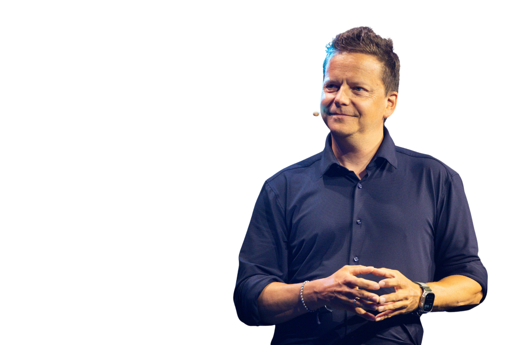 Freisteller von Markus Schöberl, Director Seller Services bei Amazon, im dunkelblauen Hemd auf der Bühne mit Headset-Mikrofon vor schwarzem Hintergrund – Keynote-Speaker der K5 COMMERCE CAST Episode 184 über Amazon Seller Services, KI und neue Wettbewerber im E-Commerce.