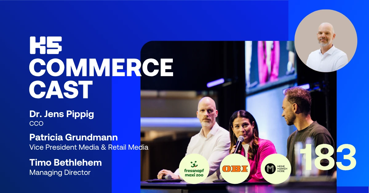 Podcast-Cover von K5 COMMERCE CAST Episode 183 vor k&ouml;nigsblauem Hintergrund mit Patricia Grundmann (OBI) in pinkem Oberteil, Dr. Jens Pippig und Timo Bethlehem auf der K5 Deep Dive Stage. Rechts oben Host Marcel Brind&ouml;pke im Kreis, mittig Logos von Fressnapf/maxi zoo, OBI und mrinrmarkenmode.de