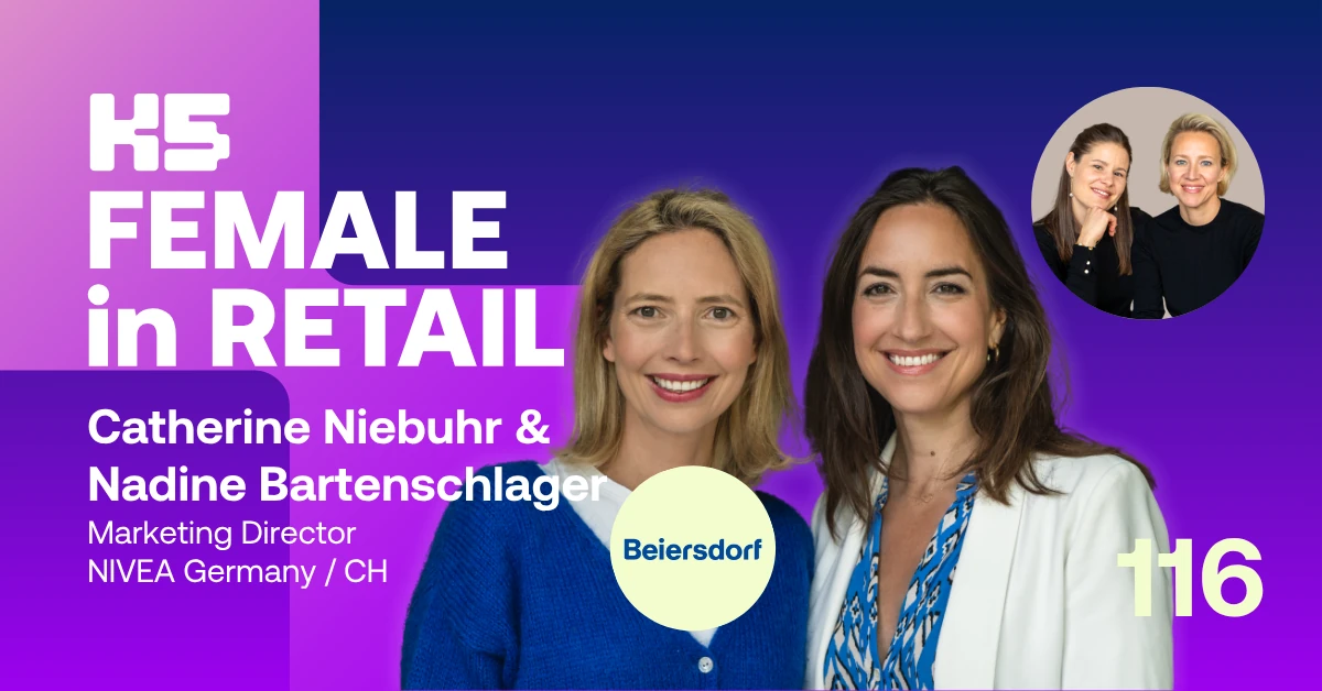 Podcast-Cover von K5 FEMALE in RETAIL Episode 116 vor blau-violettem Hintergrund mit Catherine Niebuhr in blauem Oberteil und Nadine Bartenschlager in wei&szlig;em Blazer, das CMO-Tandem f&uuml;r NIVEA Deutschland & Schweiz bei Beiersdorf. Rechts oben die Hosts im Kreis, mittig das Beiersdorf-Logo.