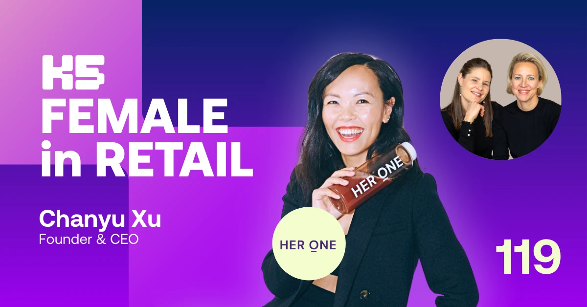 Podcast-Cover der K5 FEMALE IN RETAIL Episode 119 mit Chanyu Xu, Gr&uuml;nderin und CEO von HER ONE, vor violett-blauem Hintergrund. Links das K5-Female-in-Retail-Logo und ihr Name, unten rundes HER ONE-Logo. Rechts gro&szlig;es Portr&auml;t von Xu mit einem HER ONE-Produkt in der Hand, oben rechts im runden Ausschnitt Moderatorin Verena Schl&uuml;pmann und Co-Host. Unten rechts die Episodennummer &bdquo;119&ldquo;.