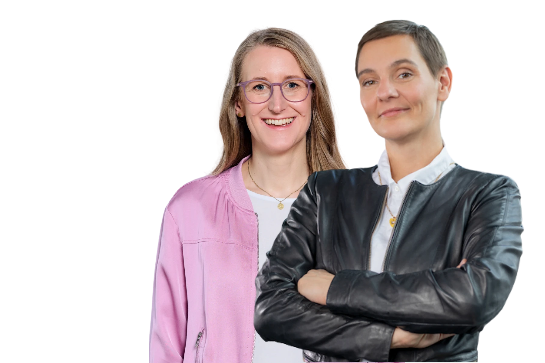 Freisteller von Maike Conrads, Geschäftsführerin von neuland, und Katja Burkert, CIO & Geschäftsführerin Intersport Digital, vor schwarzem Hintergrund. Maike trägt eine rosa Jacke und lächelt offen in die Kamera, Katja steht selbstbewusst mit verschränkten Armen in schwarzer Lederjacke – beide sind Gäste der K5 COMMERCE CAST Episode über Digitalisierung, Plattformbau und die Modernisierung zentraler Intersport-Prozesse.