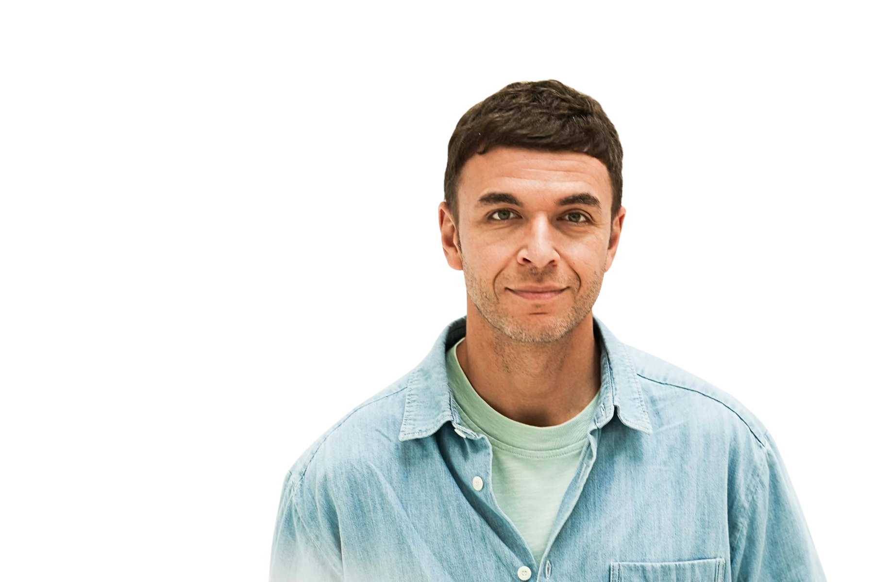 Professionelles Portrait von Dr. Boris Ewenstein, Incoming CEO von Otto ab 2026, mit kurzen dunklen Haaren in hellblauem Jeanshemd über grünem Rollkragenpullover vor weißem Hintergrund, freundlich lächelnd in die Kamera blickend.